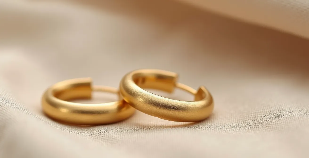 Nahaufnahme von matten und glänzenden Gold-Creolen im Vergleich